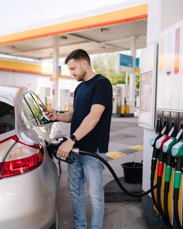 Man tankt zijn auto bij een pompstation