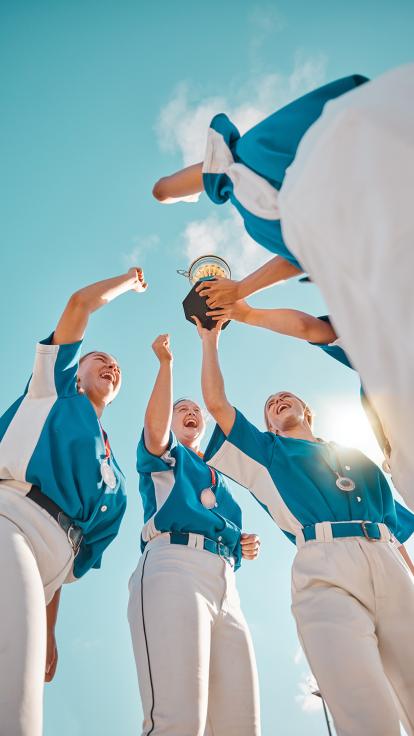 Team houd beker omhoog na het winnen van een wedstrijd