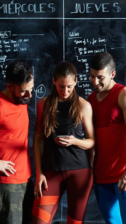 Drie sporters nemen hun sportschema voor de week door 