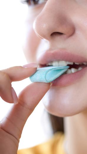 Close up van mond die in zure mat bijt