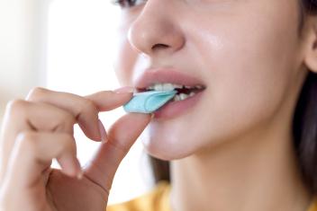 Close up van mond die in zure mat bijt