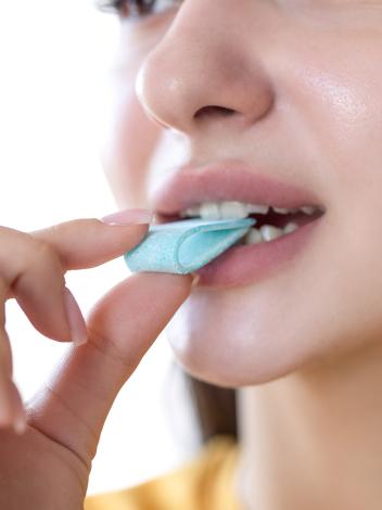 Close up van mond die in zure mat bijt