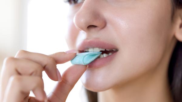 Close up van mond die in zure mat bijt