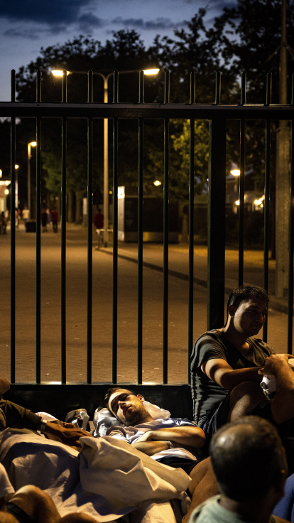 Afbeelding van vluchtelingen die zich in een opvangkamp in Nederland bevinden.