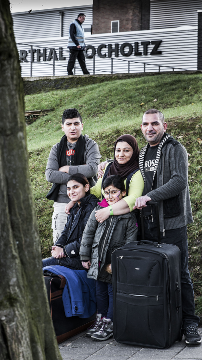 Een  irakeese familie die bij sporthal verblijft in nederlnd 