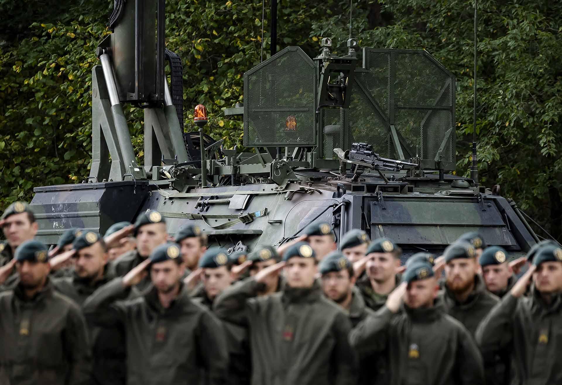 Soldaten van het Cybercommando staan klaar voor een jammer-voertuig.