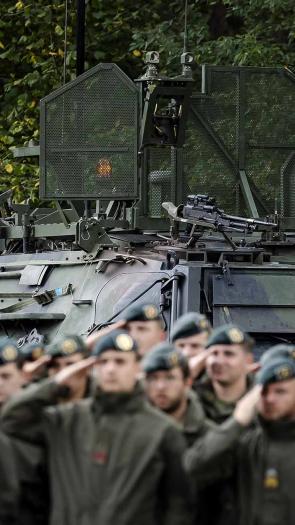 Soldaten van het Cybercommando staan klaar voor een jammer-voertuig.