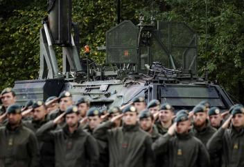 Soldaten van het Cybercommando staan klaar voor een jammer-voertuig.