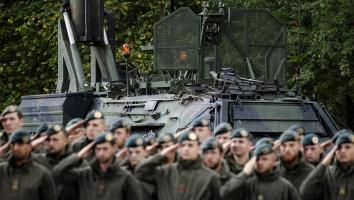 Soldaten van het Cybercommando staan klaar voor een jammer-voertuig.