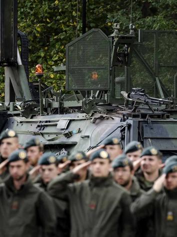 Soldaten van het Cybercommando staan klaar voor een jammer-voertuig.