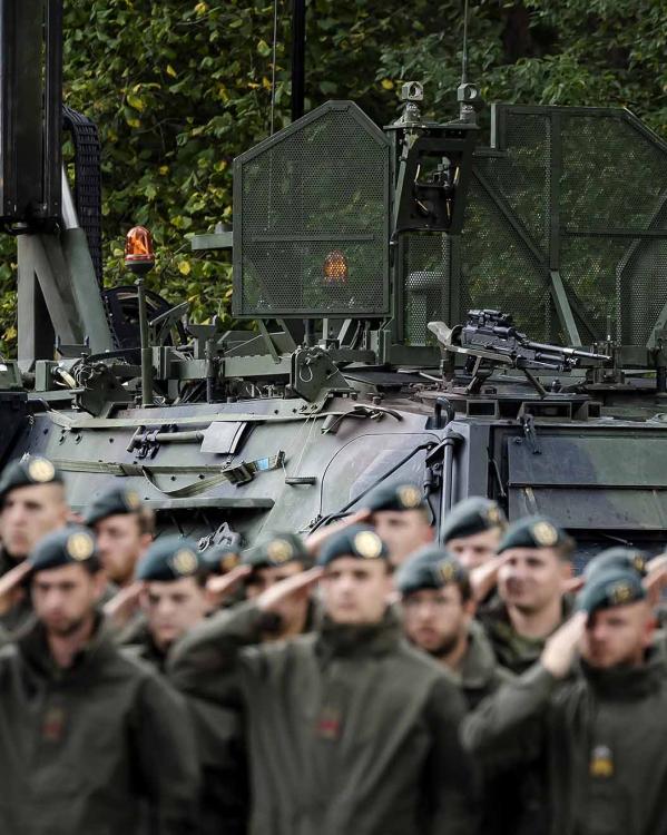 Soldaten van het Cybercommando staan klaar voor een jammer-voertuig.
