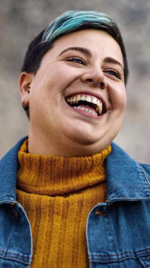 Een vrolijk lachend persoon van dichtbij gefotografeerd