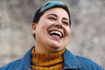 Een vrolijk lachend persoon van dichtbij gefotografeerd