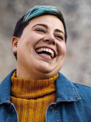 Een vrolijk lachend persoon van dichtbij gefotografeerd