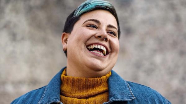 Een vrolijk lachend persoon van dichtbij gefotografeerd