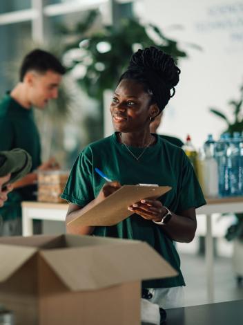 Een vrijwilliger bereidt donaties voor.