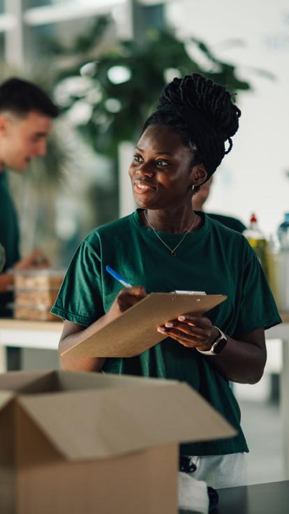 Een vrijwilliger bereidt donaties voor.