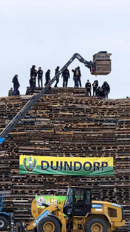 Een groep mensen bouwt met nieuwjaar het vredesvuur in Duindorp