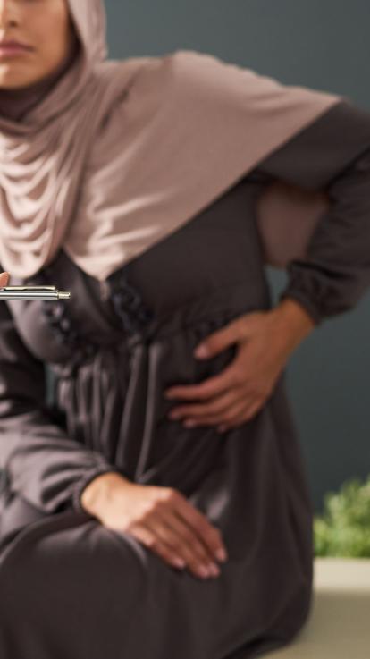 Vrouw heeft pijn aan lever