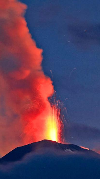 een vulkaan barst uit in Rusland, met hete lava dat eruit spuwt