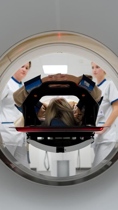 Vrouw wordt een MRI-scan ingeschoven