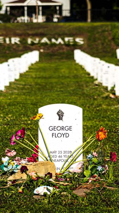 een graf voor George Floyd met bloemen ervoor als herdenking voor zijn dood door politiegeweld