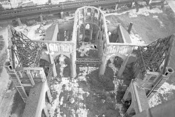 De Laurenskerk na het bombardement op Rotterdam
