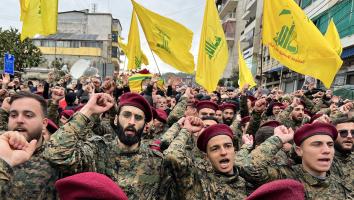 Hezbollah soldaten in uniform steken vuist in de lucht