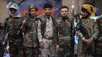 Rij van houthi-rebellen in militair uniform met wapens