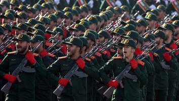 Islamitische Revolutionaire Garde soldaten met wapen op schouder aan het marcheren