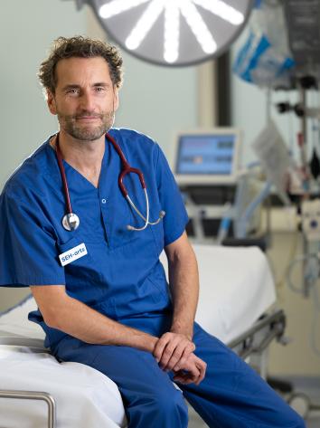 OLVG - Ziekenhuis met een hart: met arts Michiel Gorzeman op een ziekenhuisbed