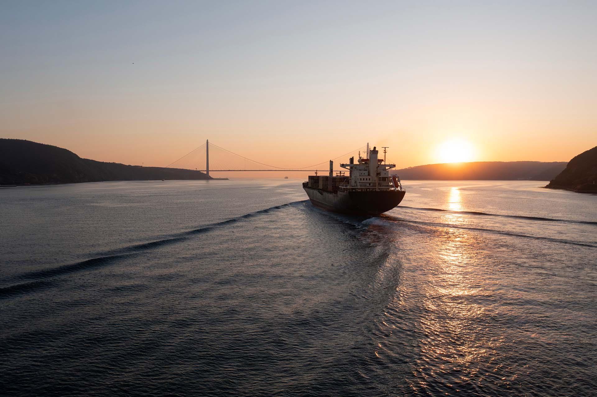 Een olieschip vaart door de Straat van Hormuz.