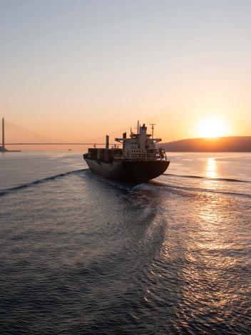 Een olieschip vaart door de Straat van Hormuz.