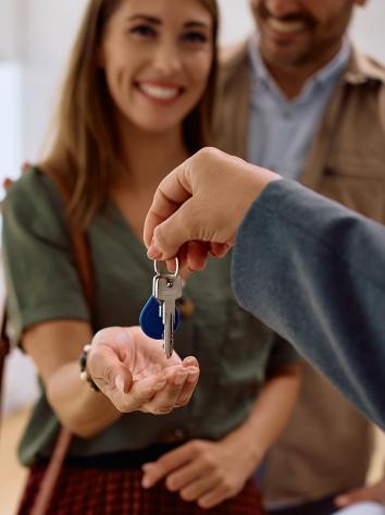 Een stelletje krijgt sleutels van hun nieuwe huis