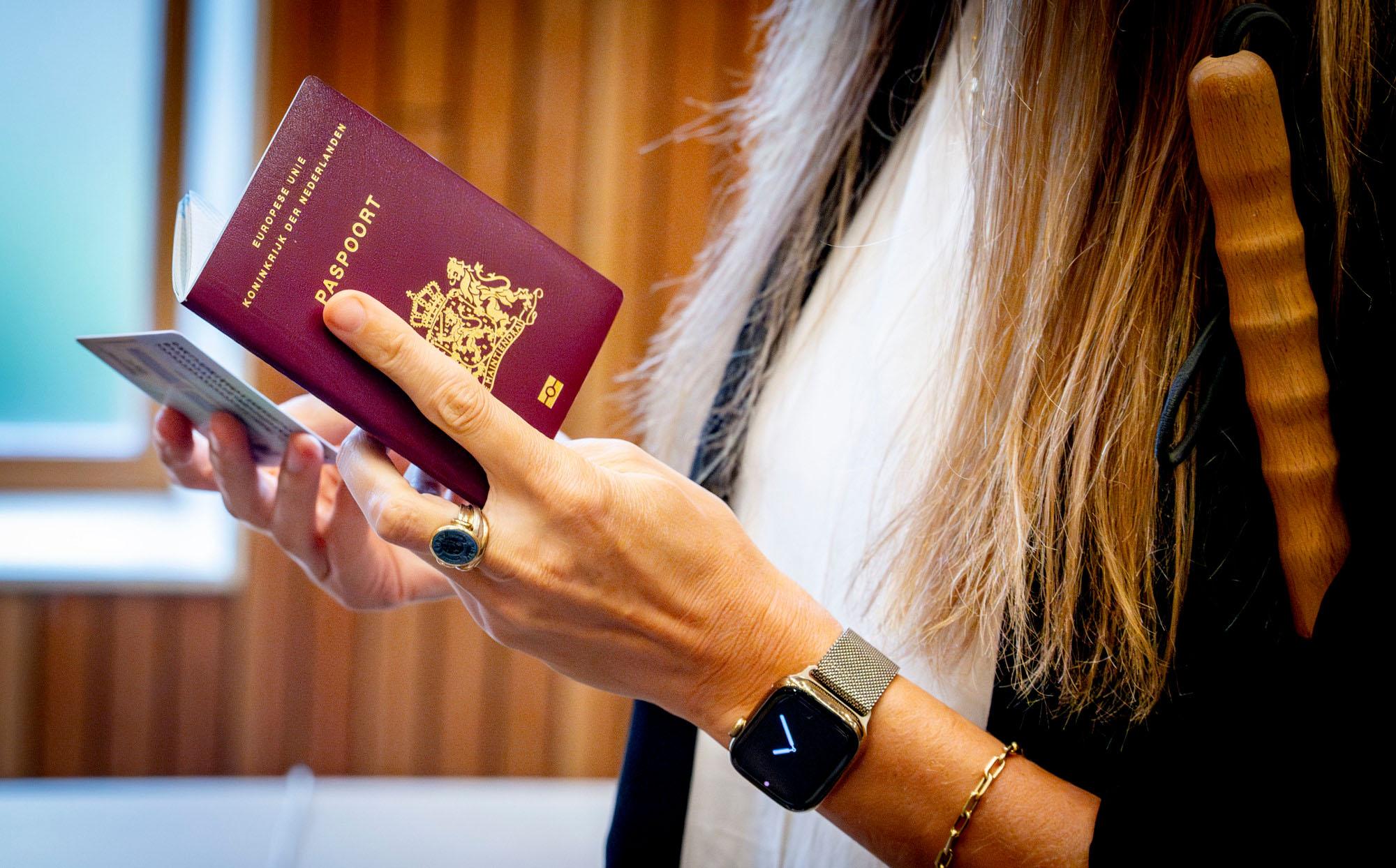 Iemand bekijkt een paspoort en identiteitskaart
