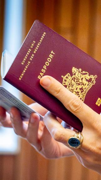 Iemand bekijkt een paspoort en identiteitskaart