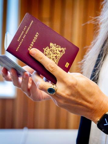 Iemand bekijkt een paspoort en identiteitskaart