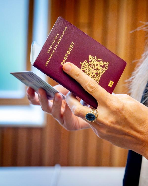 Iemand bekijkt een paspoort en identiteitskaart