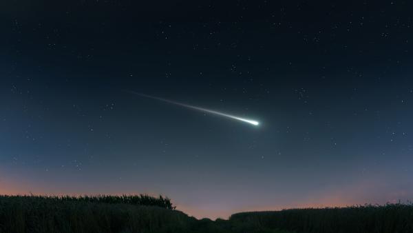 Een meteoriet in de lucht. Sterrenhemel met lichtgevende bal met lichtstreep erachteraan