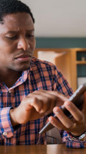 iemand kijkt een beetje verward naar iets op zijn tablet