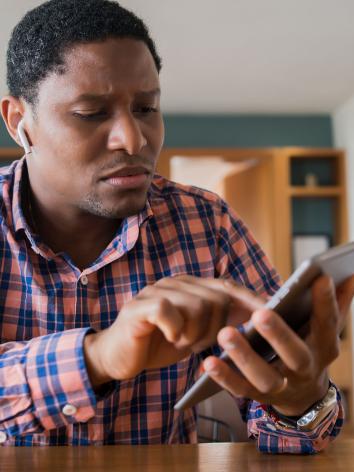 iemand kijkt een beetje verward naar iets op zijn tablet