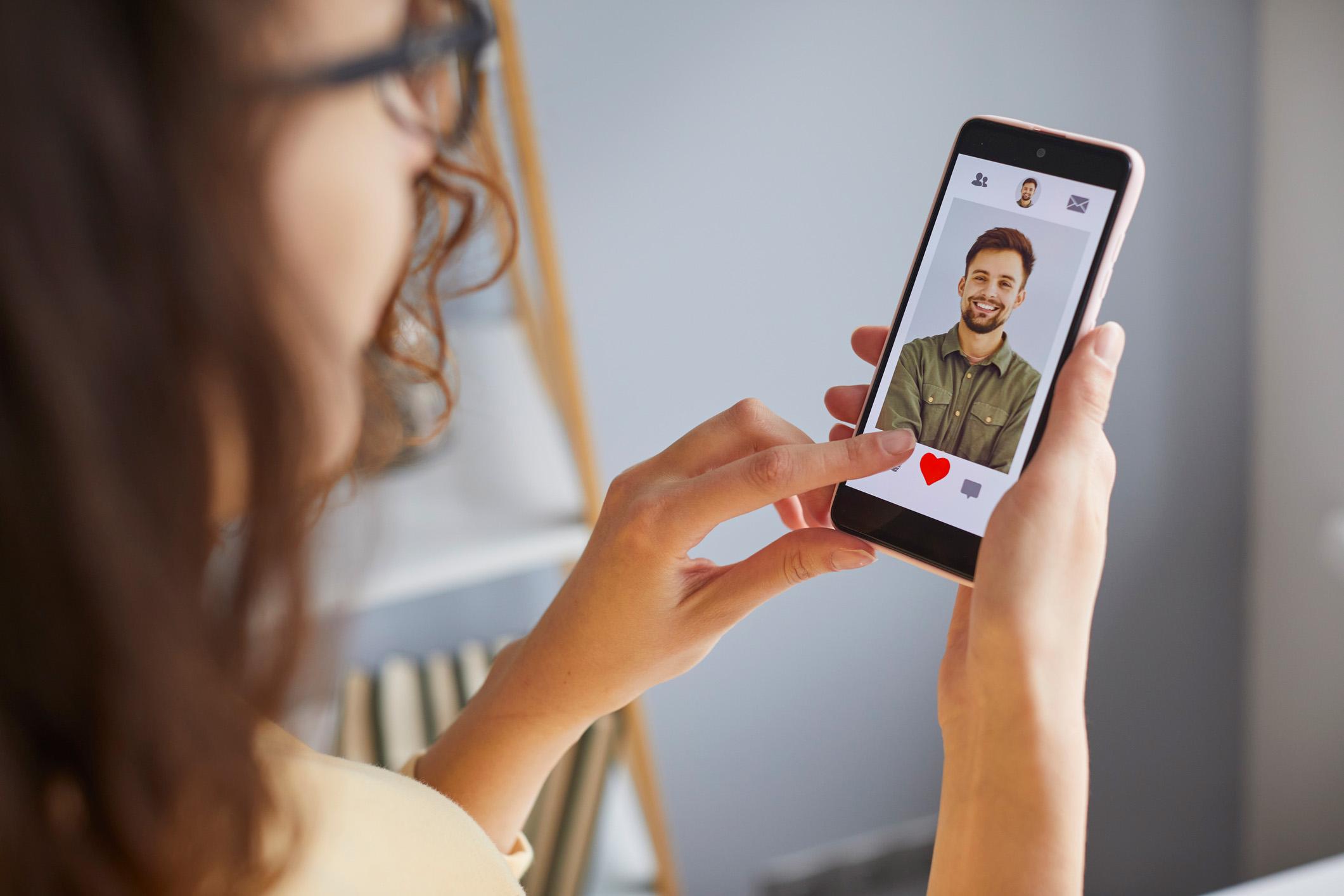 Iemand liket een datingprofiel op haar mobiele telefoon