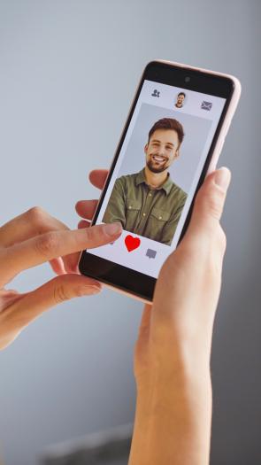 Iemand liket een datingprofiel op haar mobiele telefoon