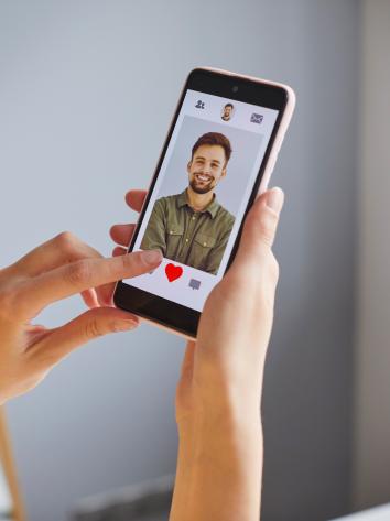 Iemand liket een datingprofiel op haar mobiele telefoon