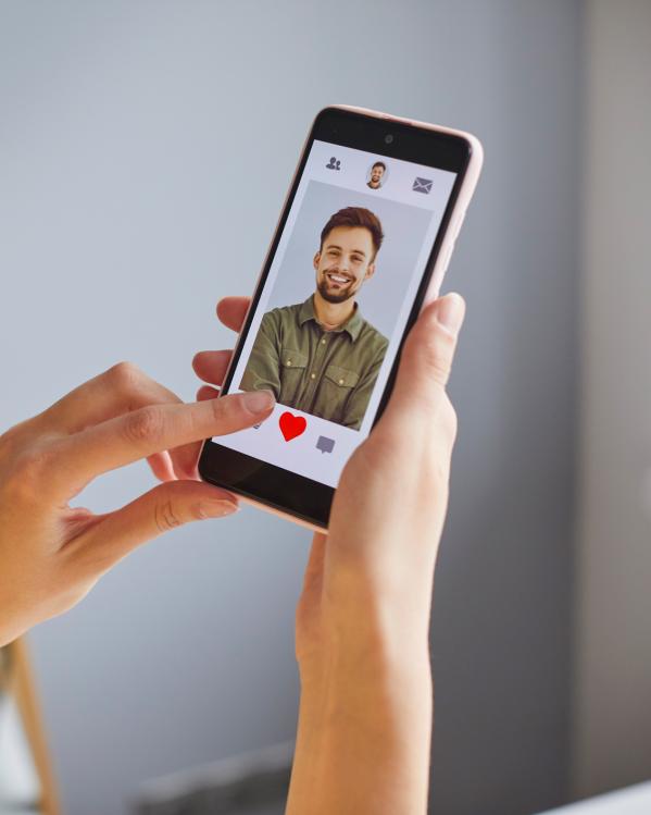 Iemand liket een datingprofiel op haar mobiele telefoon
