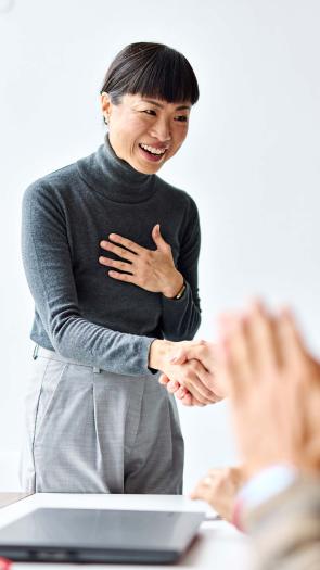 Een vrouw in bedrijfssetting krijgt een compliment