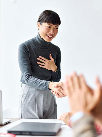 Een vrouw in bedrijfssetting krijgt een compliment