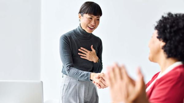 Een vrouw in bedrijfssetting krijgt een compliment