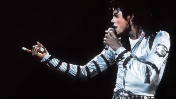 Michael Jackson zingt in microfoon