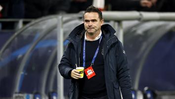 Marc Overmars aan de zijlijn van voetbalwedstrijd met kopje koffie